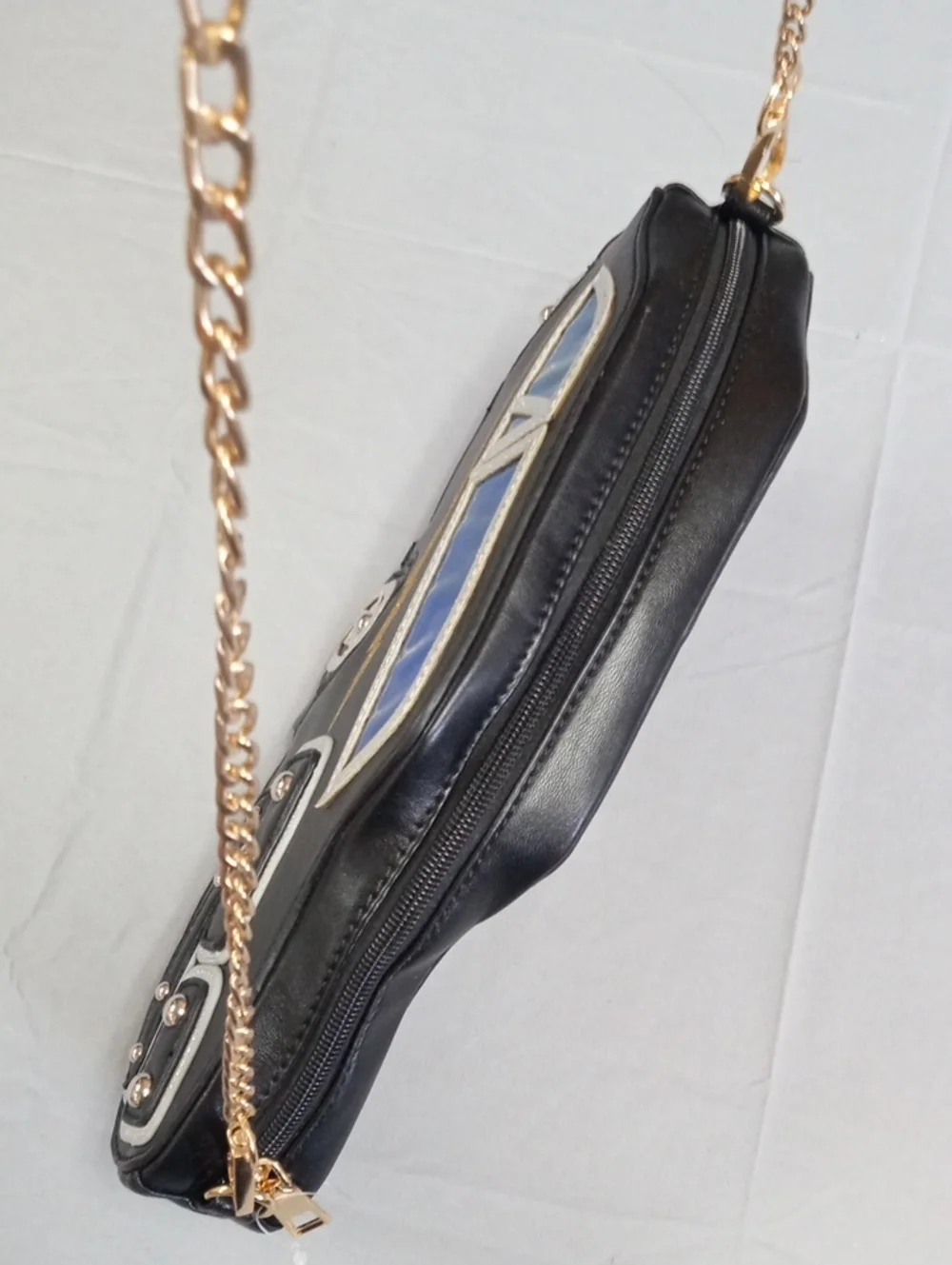👜 Black Novelty Car-Shaped Crossbody Bag with Gold Chain - Picture 3 of 5